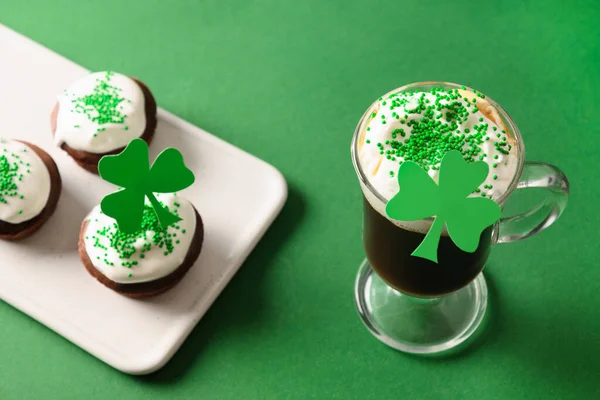 Irischer Kaffee und spezielle Cupcakes zum Happy St. Patricks Day. Stockbild