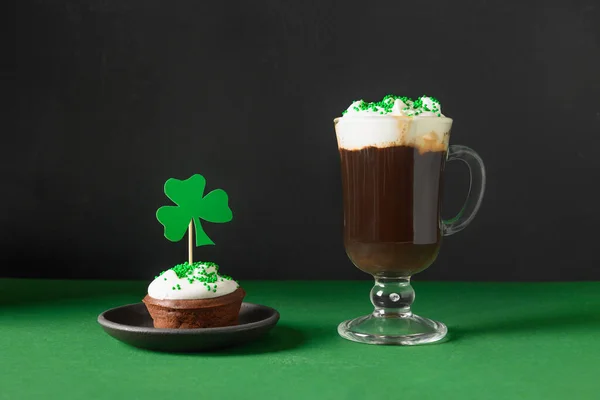 Irischer Kaffee Glasbecher Und Cupcake Zum Patricks Day Auf Grünem Stockbild