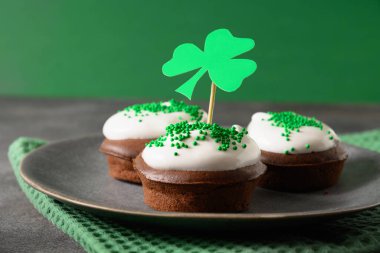 Aziz Patrick Günü için neşeli çikolatalı kekler..