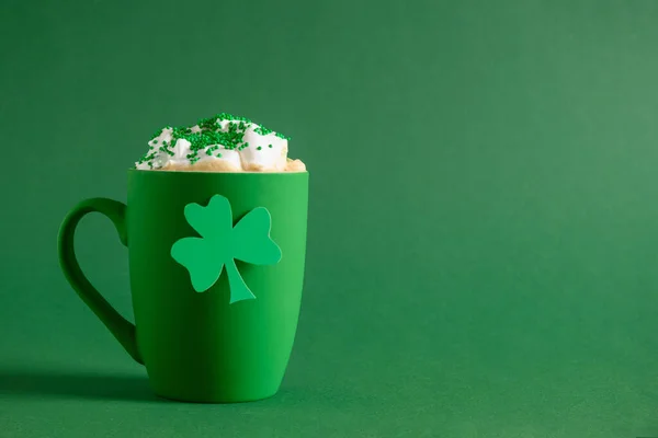 Caffè irlandese in tazza verde con panna montata e sprinkles per il giorno di San Patrizio. Foto Stock Royalty Free