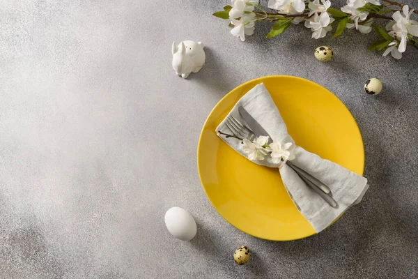Osterfestliche Tischdekoration mit Frühlingsdekoration und bunten Eiern — Stockfoto