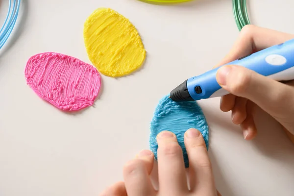 Bambino Disegna Pen Colorati Filamenti Plastica Arcobaleno Con Penna Sfondo — Foto Stock