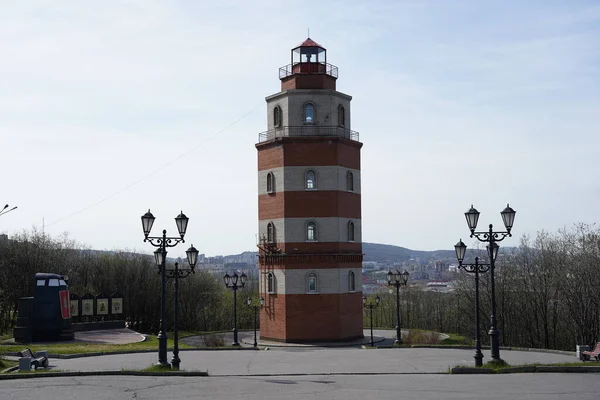 Barış zamanında ölen denizcilere. Murmansk 'ta bir anıt kompleksi. Anıtın mimarları N. Kireeva ve N. Bogdanova 'dır..