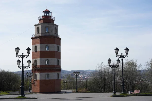 Barış zamanında ölen denizcilere. Murmansk 'ta bir anıt kompleksi. Anıtın mimarları N. Kireeva ve N. Bogdanova 'dır..