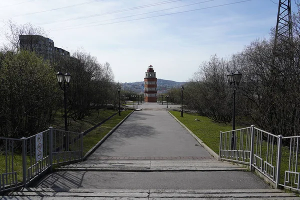 Barış zamanında ölen denizcilere. Murmansk 'ta bir anıt kompleksi. Anıtın mimarları N. Kireeva ve N. Bogdanova 'dır..