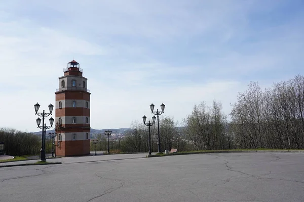 Barış zamanında ölen denizcilere. Murmansk 'ta bir anıt kompleksi. Anıtın mimarları N. Kireeva ve N. Bogdanova 'dır..