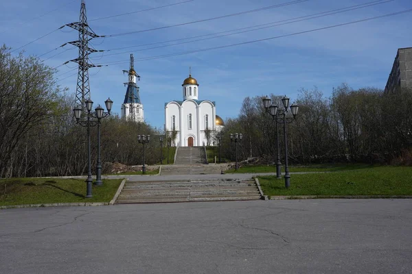 Barış zamanında ölen denizcilere. Murmansk 'ta bir anıt kompleksi. Anıtın mimarları N. Kireeva ve N. Bogdanova 'dır..