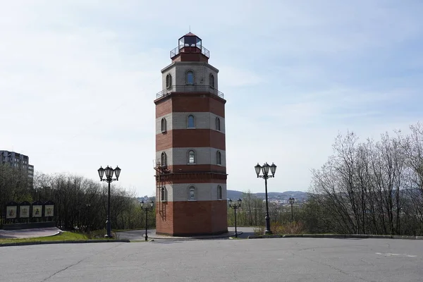 Barış zamanında ölen denizcilere. Murmansk 'ta bir anıt kompleksi. Anıtın mimarları N. Kireeva ve N. Bogdanova 'dır..