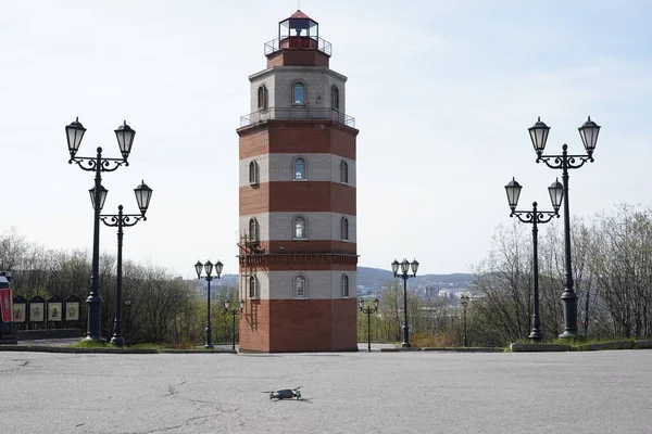 Barış zamanında ölen denizcilere. Murmansk 'ta bir anıt kompleksi. Anıtın mimarları N. Kireeva ve N. Bogdanova 'dır..