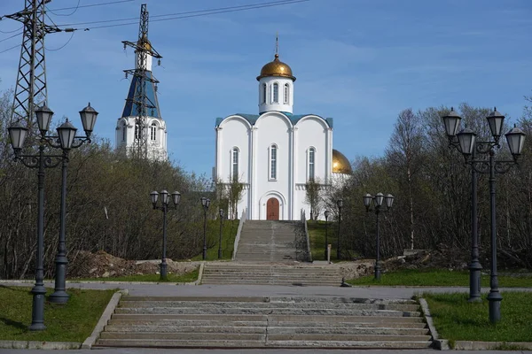 Barış zamanında ölen denizcilere. Murmansk 'ta bir anıt kompleksi. Anıtın mimarları N. Kireeva ve N. Bogdanova 'dır..
