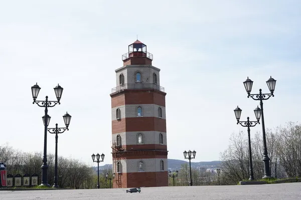 Barış zamanında ölen denizcilere. Murmansk 'ta bir anıt kompleksi. Anıtın mimarları N. Kireeva ve N. Bogdanova 'dır..