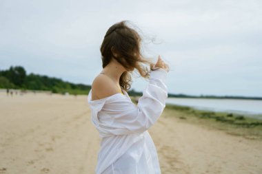 Sahil.İnsanlar. Güneşli bir gün. Sıcak rüzgar. Gömlek