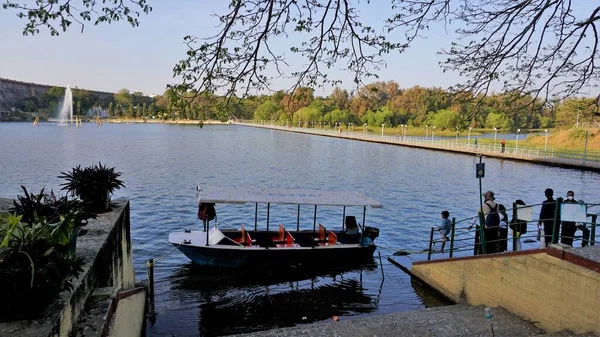 Mysore Karnataka India February 2022 Tourists Enjoying Boat Trip Fountain — Stock Photo, Image