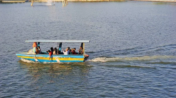 Mysore Karnataka India February 2022 游客们在Krs水坝或Brindavan Gardens的喷泉周围乘船游览 由Mayura Cauvery Boat — 图库照片