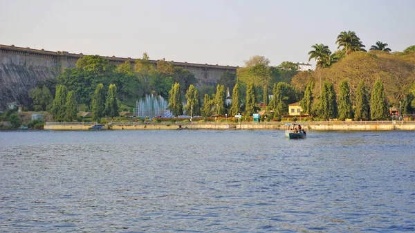 2022年2月12日インド カルナータカ州マイソール メイウラ コーヴリー ボート クラブが管理するKrsダムやブリンダバン ガーデンズでボート トリップを楽しむ観光客 素晴らしい週末のゲートウェイやピクニックスポット — ストック写真