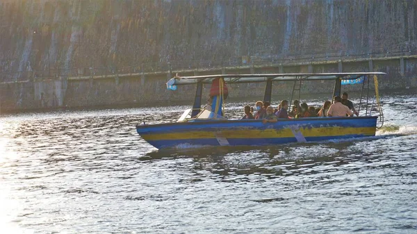 Mysore Karnataka India February 2022 游客们在Krs水坝或Brindavan Gardens的喷泉周围乘船游览 由Mayura Cauvery Boat — 图库照片