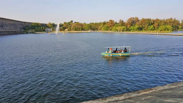 Mysore Karnataka India February 2022 游客们在Krs水坝或Brindavan Gardens的喷泉周围乘船游览 由Mayura Cauvery Boat — 图库照片
