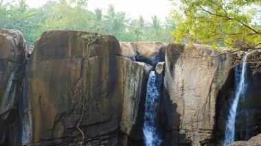 Thirparappu şelalesi; su, kaya ve güzel manzaralı inanılmaz turistik yer; Kanyakumari Bölgesi, Tamilnadu, Hindistan