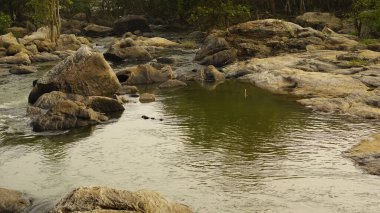 Thirparappu şelalesi; su, kaya ve güzel manzaralı inanılmaz turistik yer; Kanyakumari Bölgesi, Tamilnadu, Hindistan