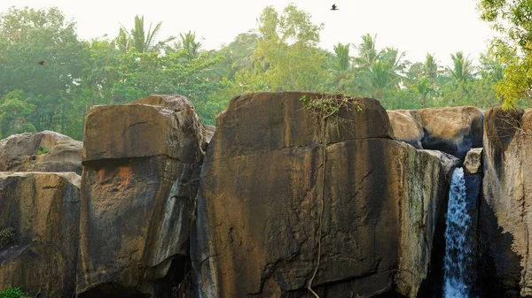 Thirparappu Πέφτει Καταπληκτικό Τουριστικό Μέρος Νερό Βράχια Και Όμορφο Τοπίο — Φωτογραφία Αρχείου