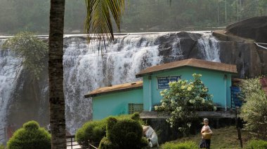 Nagerboil, Tamilnadu, Hindistan - 12 Aralık 2021: Thirparappu Şelalesinin keyfini süren turistler. Kanyakumari Distrcit, Tamilnadu, Hindistan 'dan önemli bir turizm merkezi. Piknik yeri ve hafta sonu kapısı