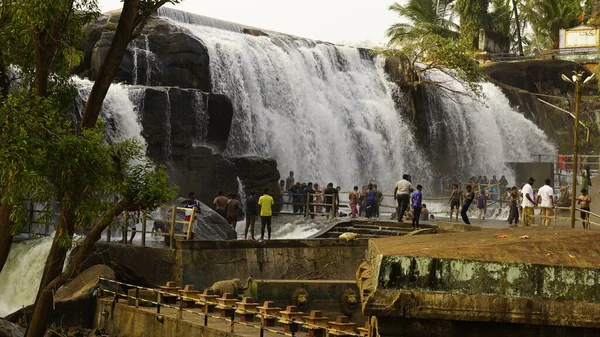 Nagercoil Tamilnadu India Грудня 2021 Туристи Які Насолоджуються Водоспадом Тірпапапапаппу — стокове фото
