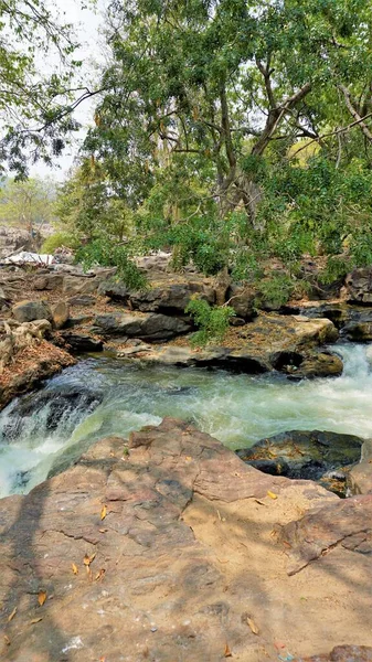 Hogenakkal 'ın güzel manzaraları, Tamilnadu, Hindistan. Bangalore City 'den 120 kilometre uzakta bir turistik yer. En iyi bir günlük piknik yeri.