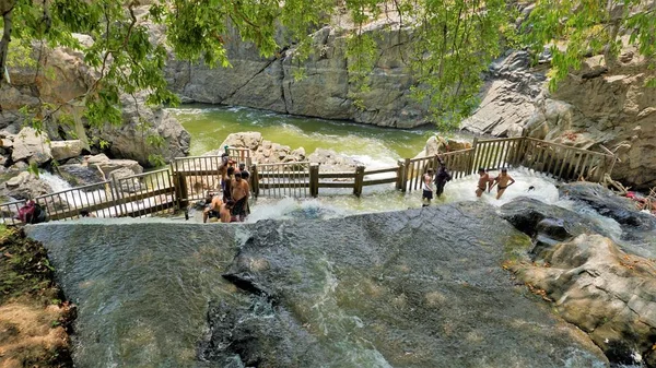 Hogenakkal Tamilnadu Indien März 2022 Touristen Baden Den Hogenakkal Wasserfällen — Stockfoto