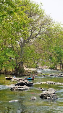 Hogenakkal, Tamilnadu, Hindistan-19 Mart 2022: Parisal veya coracle 'da tekne turistleri güzel manzaraları ve nefes kesici şelaleleri görmek için geziyorlar. Bangalore City 'den 120 kilometre uzakta bir turistik yer. En iyi bir günlük piknik yeri.