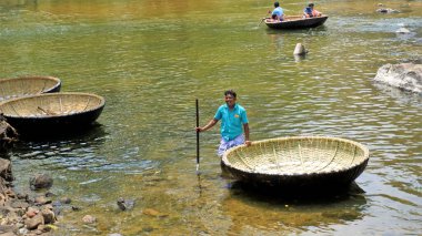 Hogenakkal, Tamilnadu, Hindistan-19 Mart 2022: Parisal veya coracle 'da tekne turistleri güzel manzaraları ve nefes kesici şelaleleri görmek için geziyorlar. Bangalore City 'den 120 kilometre uzakta bir turistik yer. En iyi bir günlük piknik yeri.