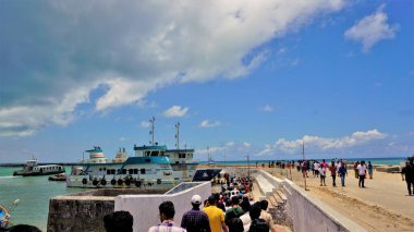 Kanyakumari, Tamilnadu, Hindistan-16 Nisan 2022: Vivekananda Kaya Anıtı ve Kanyakumari, Tamilnadu 'daki Thiruvalluvar Heykeli' ni ziyaret etmek üzere tekneye binmeyi bekleyen turistler. Güney Hindistan veya Güney Asya 'daki popüler turizm beldesi