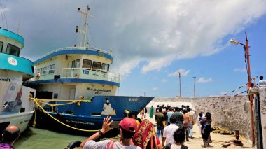 Kanyakumari, Tamilnadu, Hindistan-16 Nisan 2022: Vivekananda Kaya Anıtı ve Kanyakumari, Tamilnadu 'daki Thiruvalluvar Heykeli' ni ziyaret etmek üzere tekneye binmeyi bekleyen turistler. Güney Hindistan veya Güney Asya 'daki popüler turizm beldesi