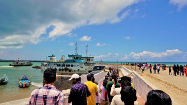 Kanyakumari, Tamilnadu, Hindistan-16 Nisan 2022: Vivekananda Kaya Anıtı ve Kanyakumari, Tamilnadu 'daki Thiruvalluvar Heykeli' ni ziyaret etmek üzere tekneye binmeyi bekleyen turistler. Güney Hindistan veya Güney Asya 'daki popüler turizm beldesi