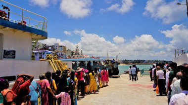 Kanyakumari, Tamilnadu, Hindistan-16 Nisan 2022: Vivekananda Kaya Anıtı ve Kanyakumari, Tamilnadu 'daki Thiruvalluvar Heykeli' ni ziyaret etmek üzere tekneye binmeyi bekleyen turistler. Güney Hindistan veya Güney Asya 'daki popüler turizm beldesi