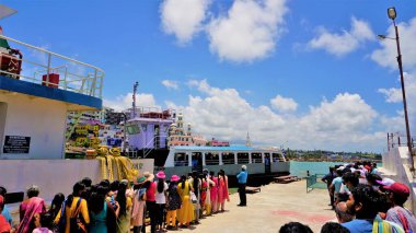 Kanyakumari, Tamilnadu, Hindistan-16 Nisan 2022: Vivekananda Kaya Anıtı ve Kanyakumari, Tamilnadu 'daki Thiruvalluvar Heykeli' ni ziyaret etmek üzere tekneye binmeyi bekleyen turistler. Güney Hindistan veya Güney Asya 'daki popüler turizm beldesi
