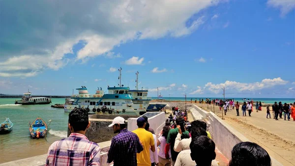 Kanyakumari, Tamilnadu, Hindistan-16 Nisan 2022: Vivekananda Kaya Anıtı ve Kanyakumari, Tamilnadu 'daki Thiruvalluvar Heykeli' ni ziyaret etmek üzere tekneye binmeyi bekleyen turistler. Güney Hindistan veya Güney Asya 'daki popüler turizm beldesi