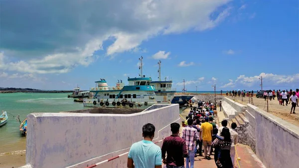 Kanyakumari, Tamilnadu, Hindistan-16 Nisan 2022: Vivekananda Kaya Anıtı ve Kanyakumari, Tamilnadu 'daki Thiruvalluvar Heykeli' ni ziyaret etmek üzere tekneye binmeyi bekleyen turistler. Güney Hindistan veya Güney Asya 'daki popüler turizm beldesi