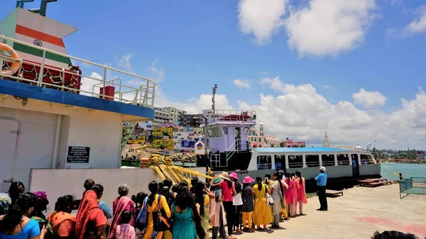 Kanyakumari, Tamilnadu, Hindistan-16 Nisan 2022: Vivekananda Kaya Anıtı ve Kanyakumari, Tamilnadu 'daki Thiruvalluvar Heykeli' ni ziyaret etmek üzere tekneye binmeyi bekleyen turistler. Güney Hindistan veya Güney Asya 'daki popüler turizm beldesi