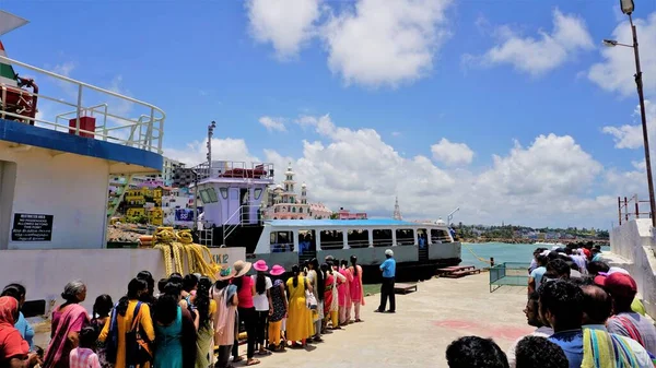 Kanyakumari, Tamilnadu, Hindistan-16 Nisan 2022: Vivekananda Kaya Anıtı ve Kanyakumari, Tamilnadu 'daki Thiruvalluvar Heykeli' ni ziyaret etmek üzere tekneye binmeyi bekleyen turistler. Güney Hindistan veya Güney Asya 'daki popüler turizm beldesi
