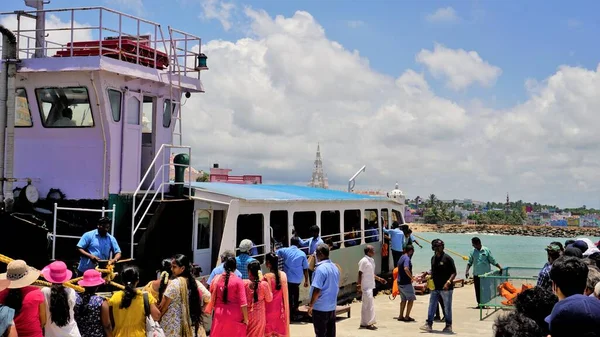 Kanyakumari Tamilnadu India April 2022 Tourists Waiting Board Boat Visit — стоковое фото