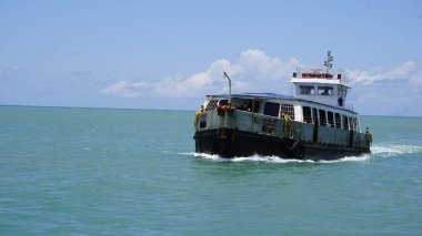 Kanyakumari, Tamilnadu, Hindistan-16 Nisan 2022: Vivekananda Kaya Anıtı ve Thiruvalluvar Heykeli 'ni ziyaret etmek üzere yolcu taşıyan Kanyakumari' deki feribot seferinin keyfini çıkaran turistler. İnanılmaz tarihi turizm beldesi