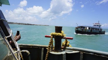 Kanyakumari, Tamilnadu, Hindistan-16 Nisan 2022: Vivekananda Kaya Anıtı ve Thiruvalluvar Heykeli 'ni ziyaret etmek üzere yolcu taşıyan Kanyakumari' deki feribot seferinin keyfini çıkaran turistler. İnanılmaz tarihi turizm beldesi