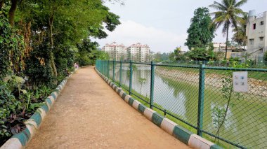 Bangalore, Karnataka, Hindistan: 23 Nisan 2022: BBMP Kalena Agrahara Gölü 'nün güzel manzarası. Yedi dönüm araziye tatlı su ve yoğun yeşil göl serpiştir. MPLADS fonuyla Nirmala Sitharaman tarafından yenilenmiş. MP Yerel Alan Geliştirme Şeması.