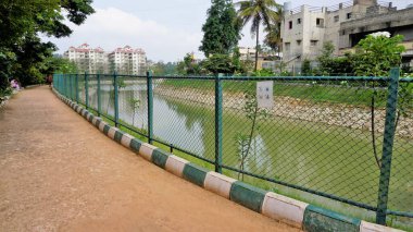 Bangalore, Karnataka, Hindistan: 23 Nisan 2022: BBMP Kalena Agrahara Gölü 'nün güzel manzarası. Yedi dönüm araziye tatlı su ve yoğun yeşil göl serpiştir. MPLADS fonuyla Nirmala Sitharaman tarafından yenilenmiş. MP Yerel Alan Geliştirme Şeması.