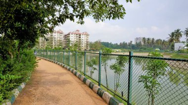 Bangalore, Karnataka, Hindistan: 23 Nisan 2022: BBMP Kalena Agrahara Gölü 'nün güzel manzarası. Yedi dönüm araziye tatlı su ve yoğun yeşil göl serpiştir. MPLADS fonuyla Nirmala Sitharaman tarafından yenilenmiş. MP Yerel Alan Geliştirme Şeması.