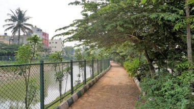 Bangalore, Karnataka, Hindistan: 23 Nisan 2022: BBMP Kalena Agrahara Gölü 'nün güzel manzarası. Yedi dönüm araziye tatlı su ve yoğun yeşil göl serpiştir. MPLADS fonuyla Nirmala Sitharaman tarafından yenilenmiş. MP Yerel Alan Geliştirme Şeması.