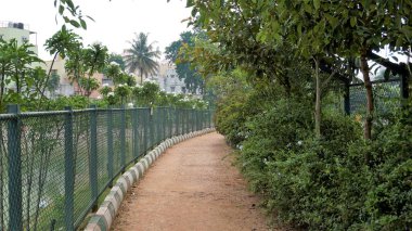 Bangalore, Karnataka, Hindistan: 23 Nisan 2022: BBMP Kalena Agrahara Gölü 'nün güzel manzarası. Yedi dönüm araziye tatlı su ve yoğun yeşil göl serpiştir. MPLADS fonuyla Nirmala Sitharaman tarafından yenilenmiş. MP Yerel Alan Geliştirme Şeması.