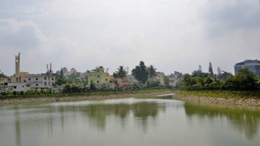 Bangalore, Karnataka, Hindistan: 23 Nisan 2022: BBMP Kalena Agrahara Gölü 'nün güzel manzarası. Yedi dönüm araziye tatlı su ve yoğun yeşil göl serpiştir. MPLADS fonuyla Nirmala Sitharaman tarafından yenilenmiş. MP Yerel Alan Geliştirme Şeması.