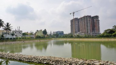 Bangalore, Karnataka, Hindistan: 23 Nisan 2022: BBMP Kalena Agrahara Gölü 'nün güzel manzarası. Yedi dönüm araziye tatlı su ve yoğun yeşil göl serpiştir. MPLADS fonuyla Nirmala Sitharaman tarafından yenilenmiş. MP Yerel Alan Geliştirme Şeması.