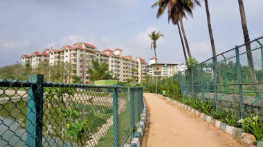 Bangalore, Karnataka, Hindistan: 23 Nisan 2022: BBMP Kalena Agrahara Gölü 'nün güzel manzarası. Yedi dönüm araziye tatlı su ve yoğun yeşil göl serpiştir. MPLADS fonuyla Nirmala Sitharaman tarafından yenilenmiş. MP Yerel Alan Geliştirme Şeması.